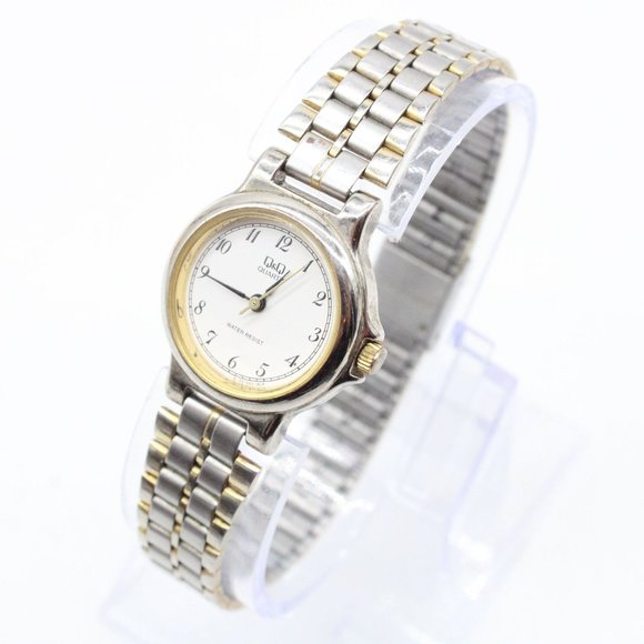 Q&Q Watch Womens Silver Tone Stainless Steel Quartz Water Resistance White Dial - Picture 3 of 8